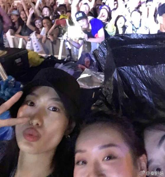 夫唱妇随！陈冠希成都开唱 秦舒培现身陈冠希演唱会秒变小粉丝