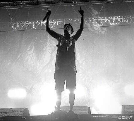 夫唱妇随！陈冠希成都开唱 秦舒培现身陈冠希演唱会秒变小粉丝