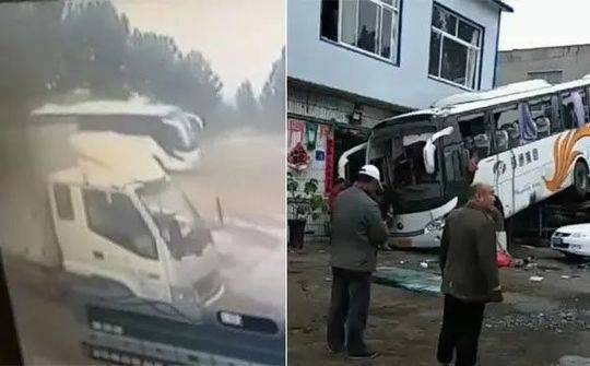 一死两伤!内蒙失控客车侧翻 最后骑在货车上停在了民房墙边