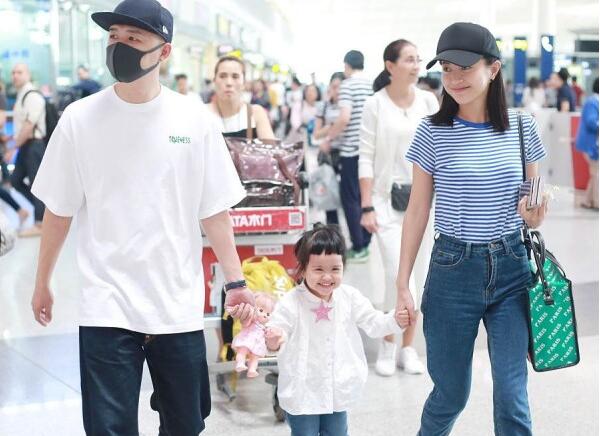 行走的表情包!包贝尔一家三口现身机场 