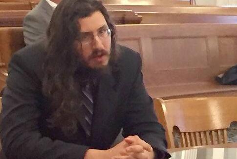 恨铁不成钢?父母状告儿子啃老8年 无业游民