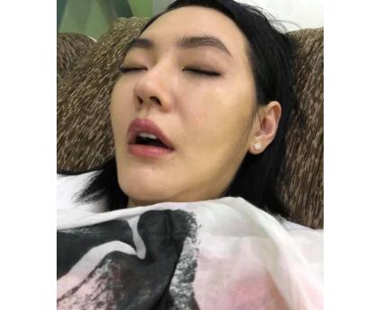 自黑很开心?小S晒素颜照 40岁