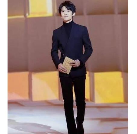 言辞激烈！易烊千玺遇私生饭 