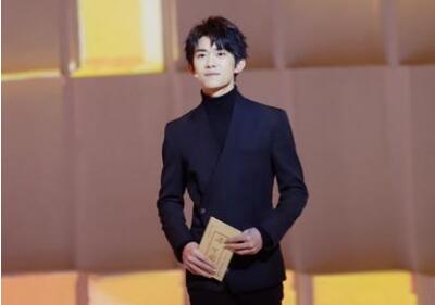 易烊千玺遇私生饭 易烊千玺助理发博言辞激烈爆粗口