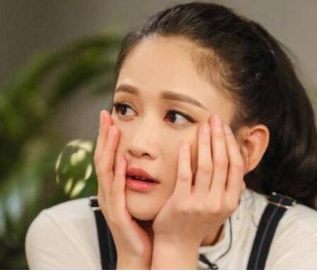 少女感十足!阚清子回应发福 带着帽子包裹严实