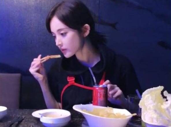 垂涎欲滴！娜扎收工吃火锅 品尝一桌盛宴火辣辣锅底泛起油花