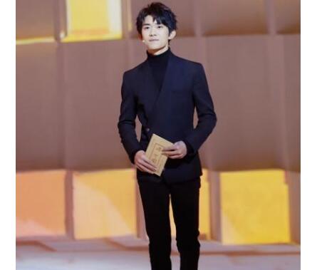 助理怒了！易烊千玺遇私生饭 