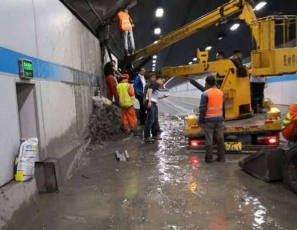 实拍现场:扬子江隧道渗漏 隧道左上方出现渗漏正在抢修
