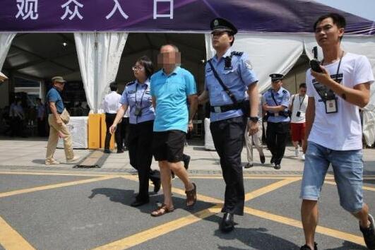 安检设备显神通!蹲守矿博会抓老赖 老赖当场兑现5万元