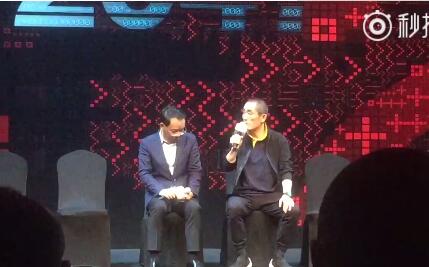 张艺谋吐槽低头族 不理解吃饭前拍照：你吃还是手机吃?