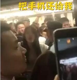 失心疯?女子丢手机扒车门阻止地铁列车开行 被处以行政罚款