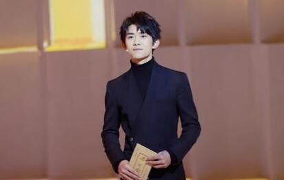 易烊千玺遇私生饭 易烊千玺因“私生”过界行为受干扰