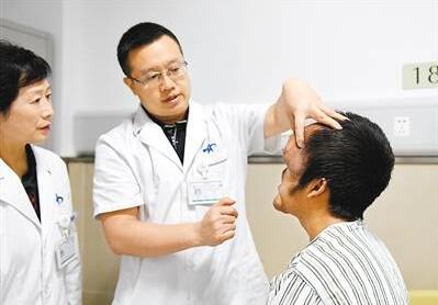 10年不敢照镜子!小伙成狮面人惊呆了 患罕见