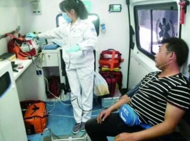 最酷接单?外卖小哥奋勇救火 小哥哥上演