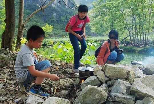 光天化日玩绑架?野炊误传为抢小孩 传闻中的