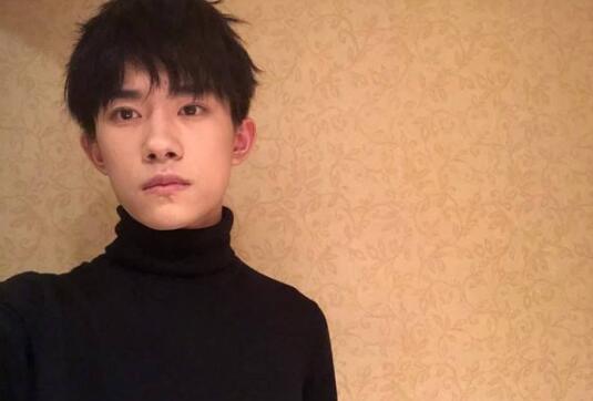 用爱去捆绑?易烊千玺遇私生饭太过分了 助理