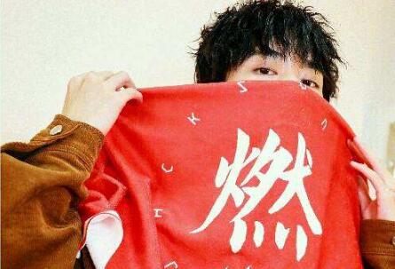 用爱去捆绑?易烊千玺遇私生饭太过分了 助理