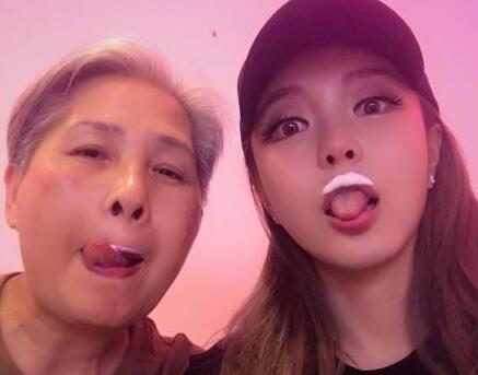 还不结婚?周扬青合影准婆婆 惊讶到