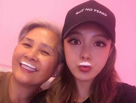 还不结婚?周扬青合影准婆婆 惊讶到