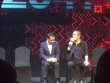 科技是双刃剑?张艺谋吐槽低头族 演出一开始就拍是你看还是手机看 