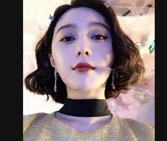 手机2造型曝光!范冰冰武月短卷发惊艳 头发上还有小发夹满分美腻!