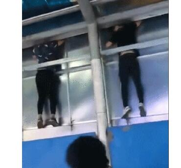 难度很大!翻广告牌进地铁站 两名男子花式逃票进站以生命为代价?