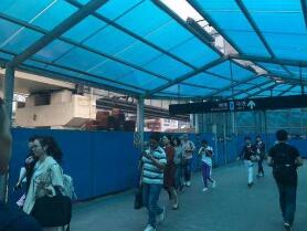 难度很大!翻广告牌进地铁站 两名男子花式逃票进站以生命为代价?