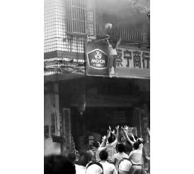 画面暖哭!人肉气垫接男童 现场群众争先恐后高举双手接2楼跳下的小孩