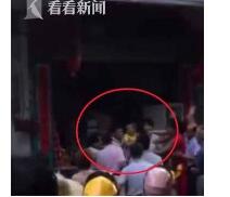 画面暖哭!人肉气垫接男童 现场群众争先恐后高举双手接2楼跳下的小孩