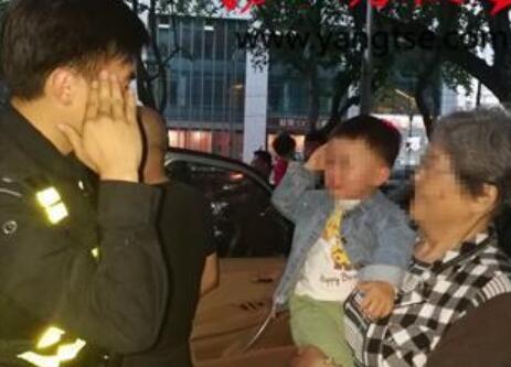 暖化!获救后向民警敬礼 孩子被锁车内被救成警察蜀黍的