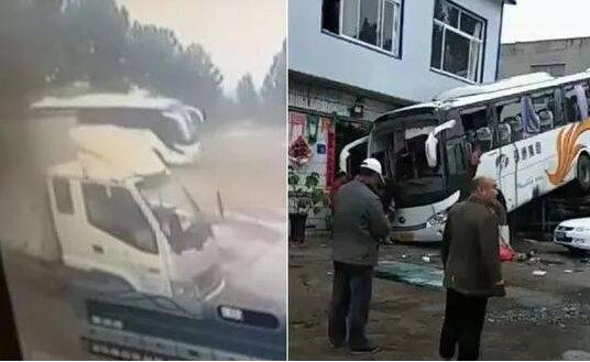 内蒙失控客车侧翻 急速客车突然车身横翻压扁路旁白色轿车