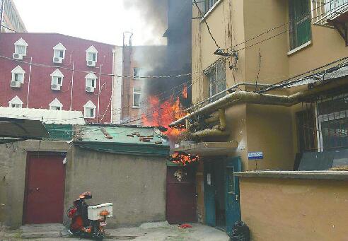 居民楼起火困住近200斤重瘫痪老人 三人合力救人