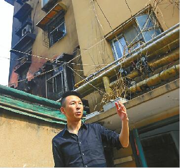 居民楼起火困住近200斤重瘫痪老人 三人合力救人