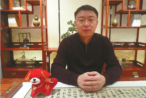 居民楼起火困住近200斤重瘫痪老人 三人合力救人