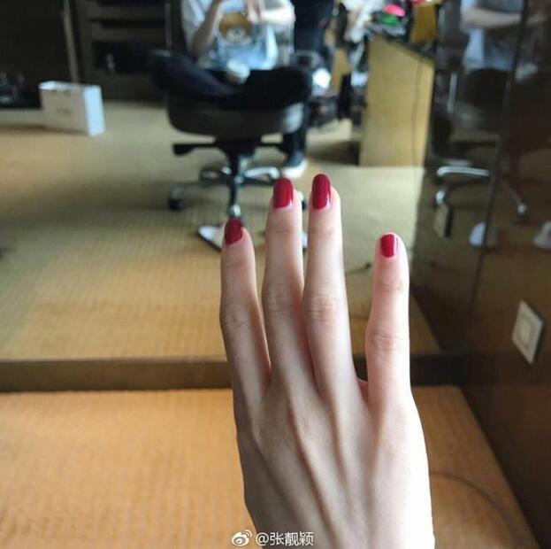 无婚戒！张靓颖晒右手照 疑似证实之前已与冯轲离婚的传闻