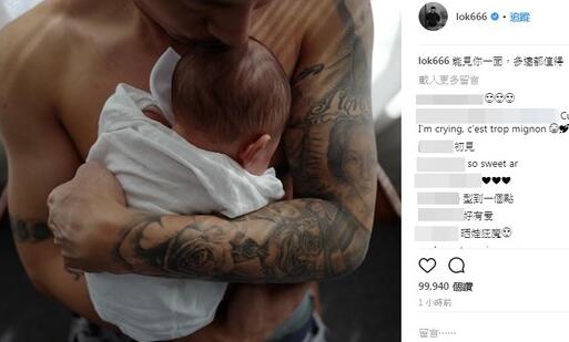 sexy!余文乐半裸抱儿子 