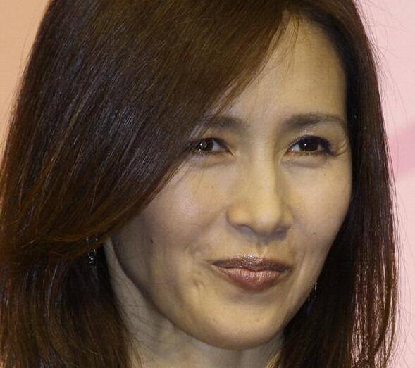 模特超正点！木村拓哉女儿出道 Koki身穿花样华丽的品牌裙装