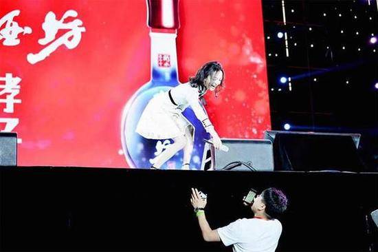 又没钱花了？张韶涵遭父亲控诉 童年刷盘子洗衣拖地等全是张韶涵在干