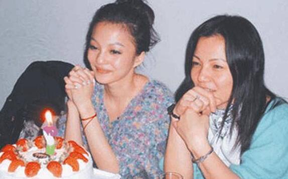 又没钱花了？张韶涵遭父亲控诉 童年刷盘子洗衣拖地等全是张韶涵在干