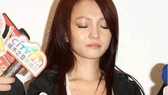 又没钱花了？张韶涵遭父亲控诉 童年刷盘子洗衣拖地等全是张韶涵在干