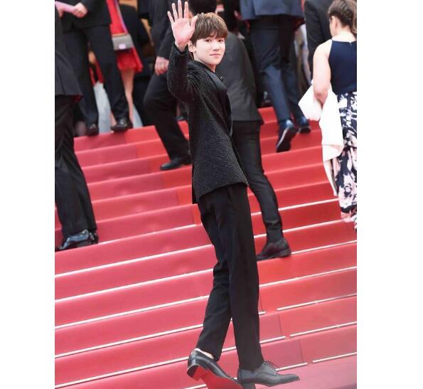 17岁小男神！王源戛纳最佳着装 