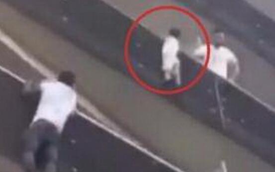 高手在民间!30秒徒手爬4层楼 男子抱下