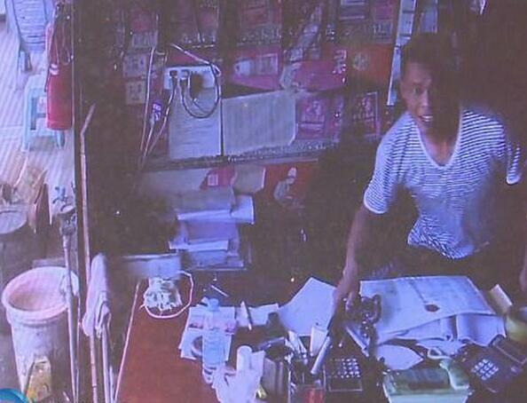 高手在民间!30秒徒手爬4层楼 男子抱下