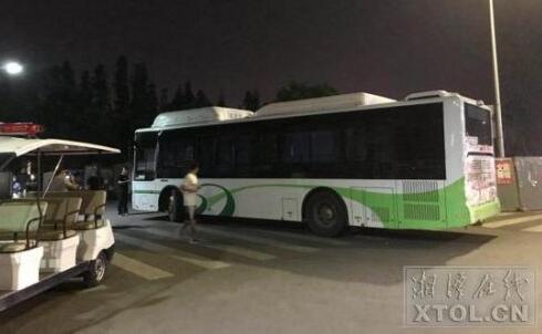 小试身手？男孩擅自开公交车 深夜偷车兜风撞上一名大学生