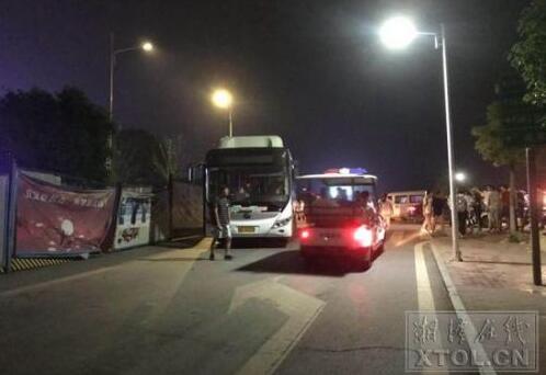 小试身手？男孩擅自开公交车 深夜偷车兜风撞上一名大学生