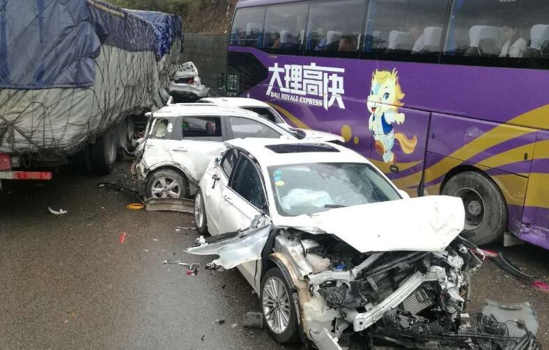 昆楚高速追尾事故现场多车相撞 发生事故时为雨天路面潮湿