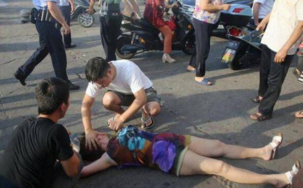 后脑着地!俄女游客街头晕倒 鲜血直流不停抽搐流市民接力救助