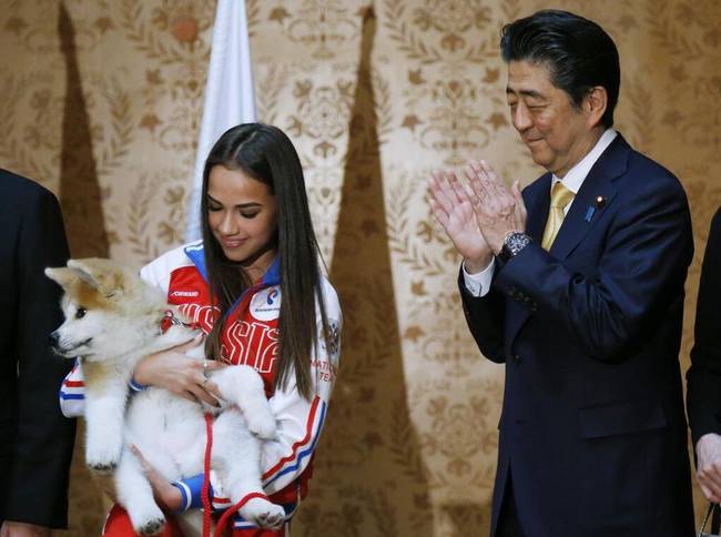 又来这招！安倍赠送秋田犬给俄美女运动员 送给普京的那只还好吗？
