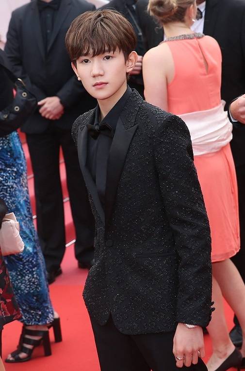 帅出新高度！王源戛纳最佳着装 评语：既稚嫩又锋芒毕露的感觉