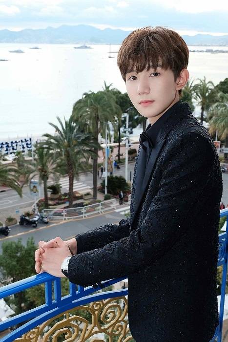 帅出新高度！王源戛纳最佳着装 评语：既稚嫩又锋芒毕露的感觉